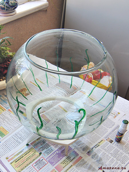 Наносим на круглый аквариум рисунок водорослей