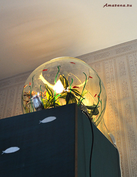 Лампа-аквариум на шкафу